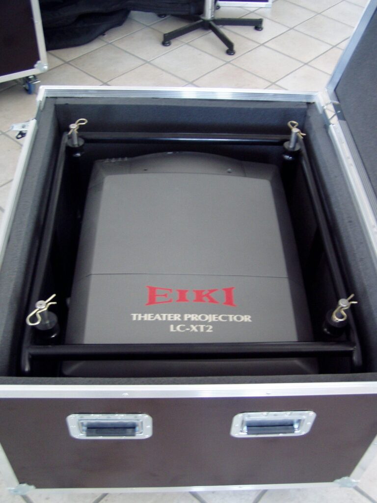 Flightcase mit eingebautem Beamer und Aluprofil-Kanten – maßgefertigter Transportkoffer von LIHA, Steyregg