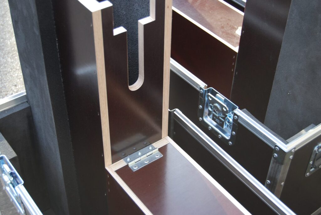 Detailaufnahme eines Flightcases: Scharnier, Kofferverschluss und Aluprofil an Multiplexplatte – gefertigt von LIHA, Steyregg
