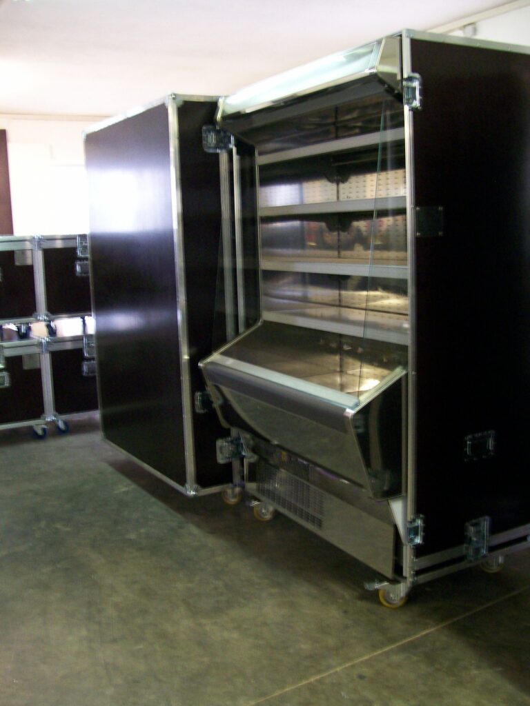 Fahrbarer Flightcase-Schutzkoffer um eine Verkaufsvitrine mit Edelstahl-Regal – Sonderanfertigung von LIHA, Steyregg